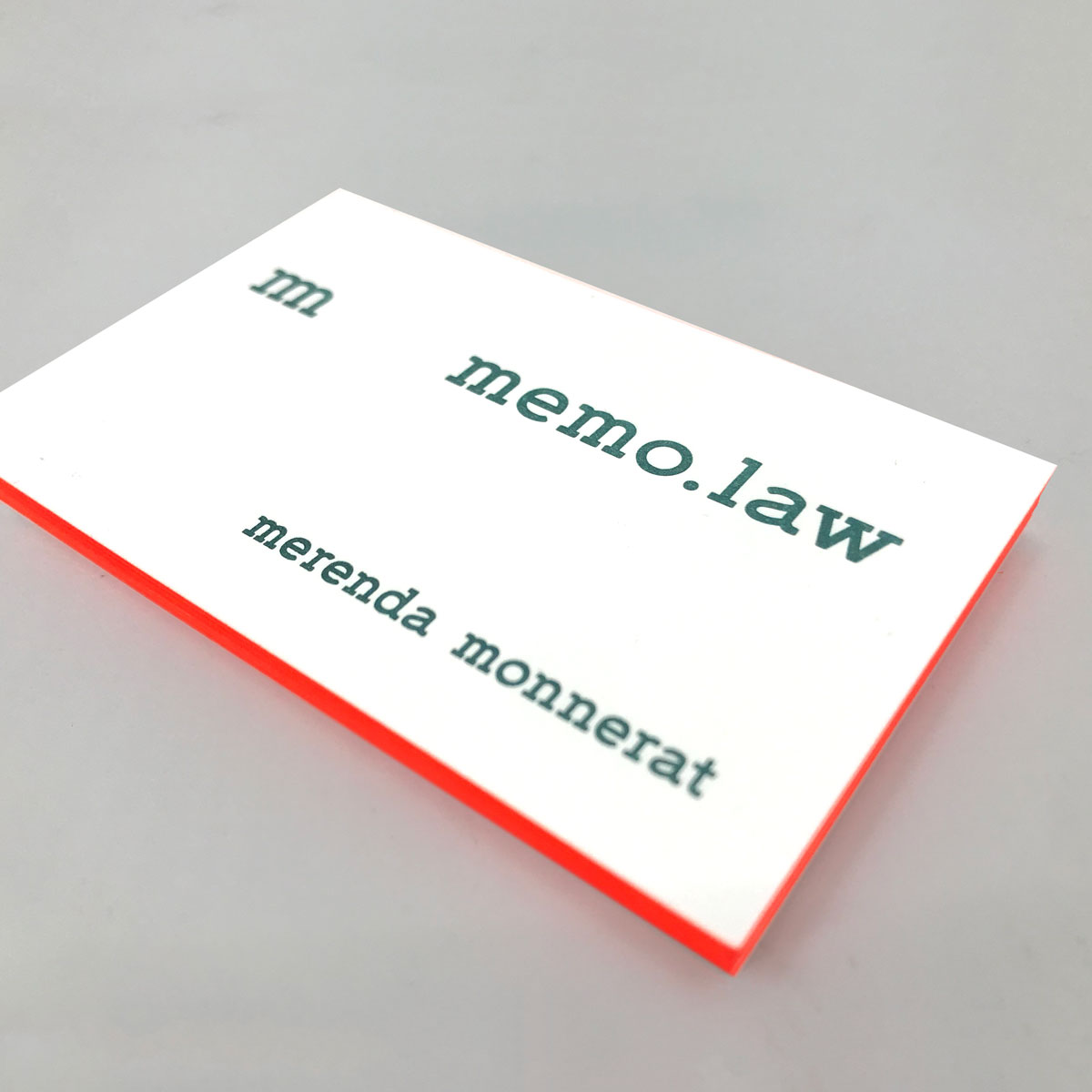 Wortmarke memo.law auf der Visitenkarte